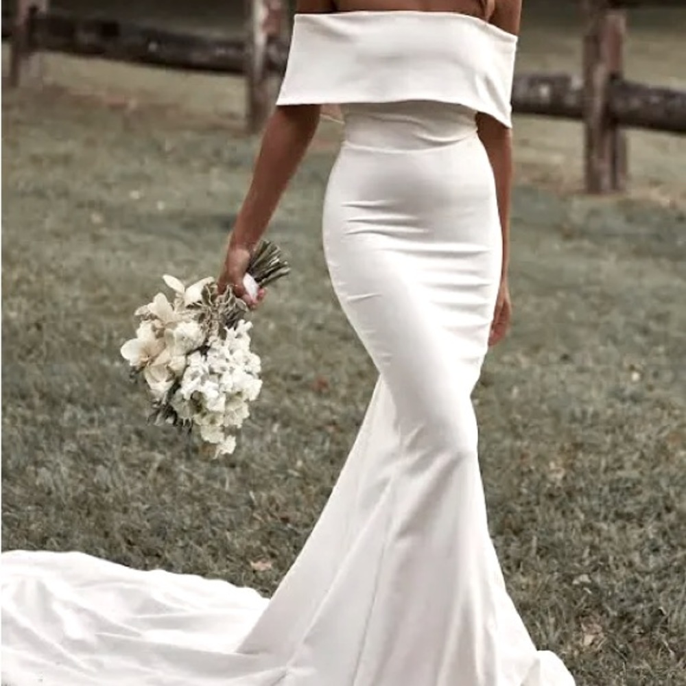 Brand New, never been worn Custom Grace Loves Lace size 4 wedding dress.